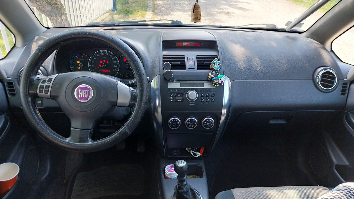 Hummer H3 2005 off-road mid-size SUV sport utility vehicle photo detail