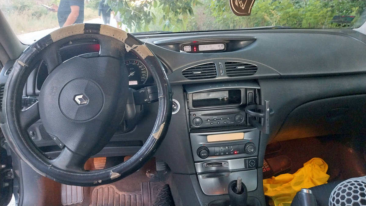 Renault Laguna 2000 large family car photo detail