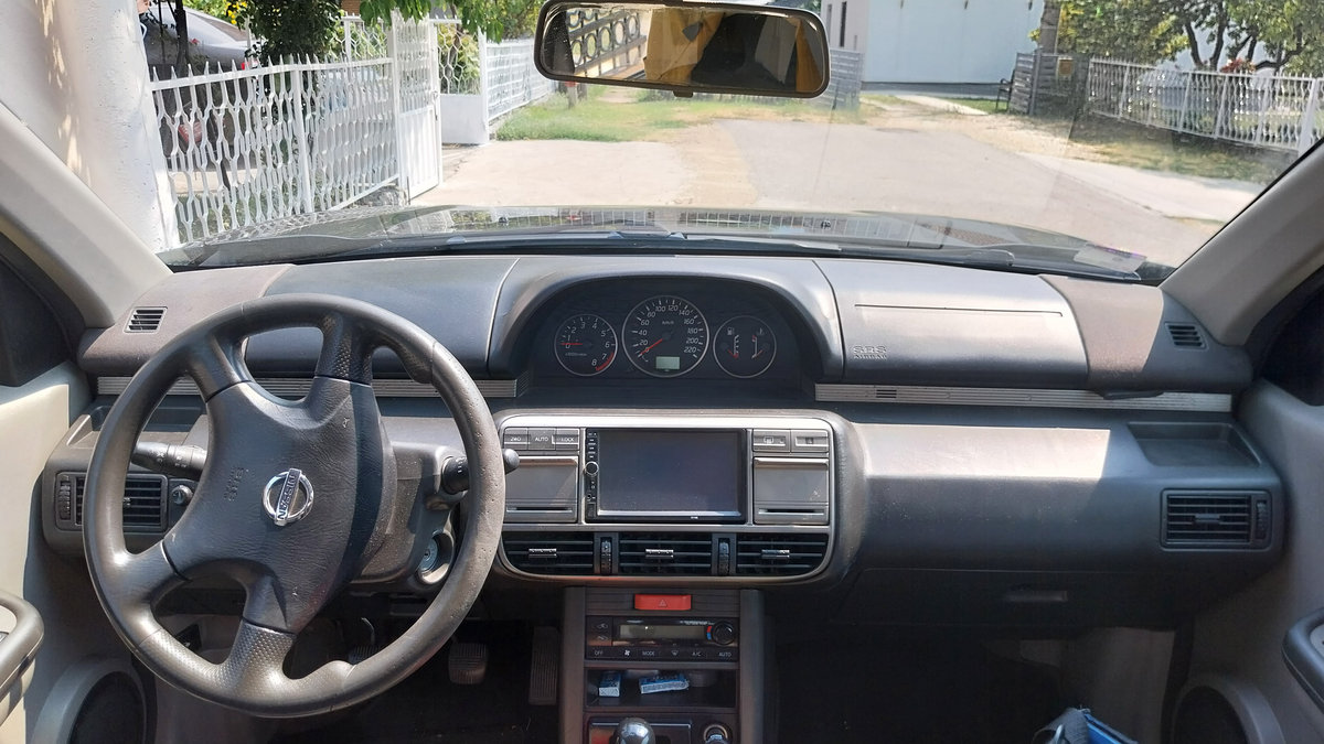 Nissan X-Trail 2000 compact crossover SUV sport utility vehicle photo detail