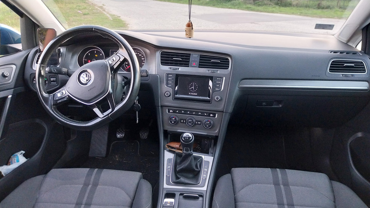 Volkswagen Golf 2012 Compact Car photo detail