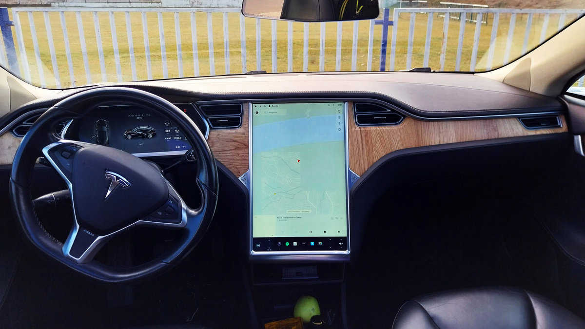 Tesla Model S 2012 electric full-size car photo detail