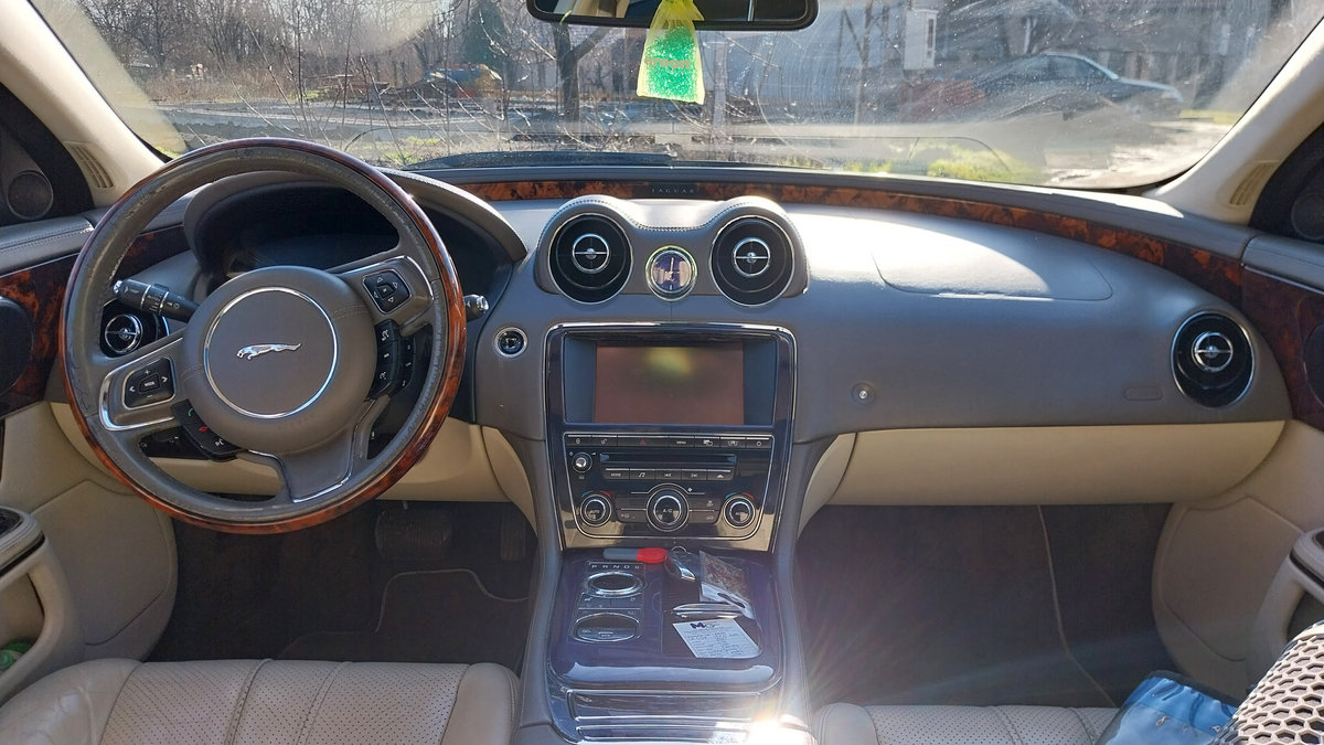 Jaguar XJ 2010 full size car photo detail
