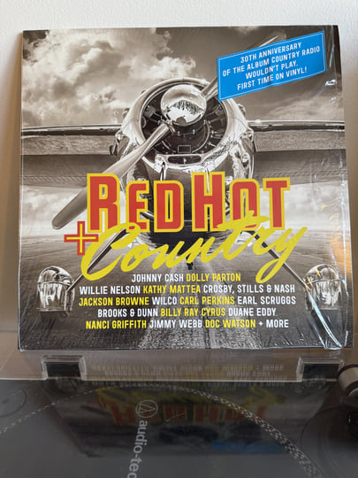 Red Hot & Country［カセット］ Red Hot & Country (includes exclusive Live From The Ryman