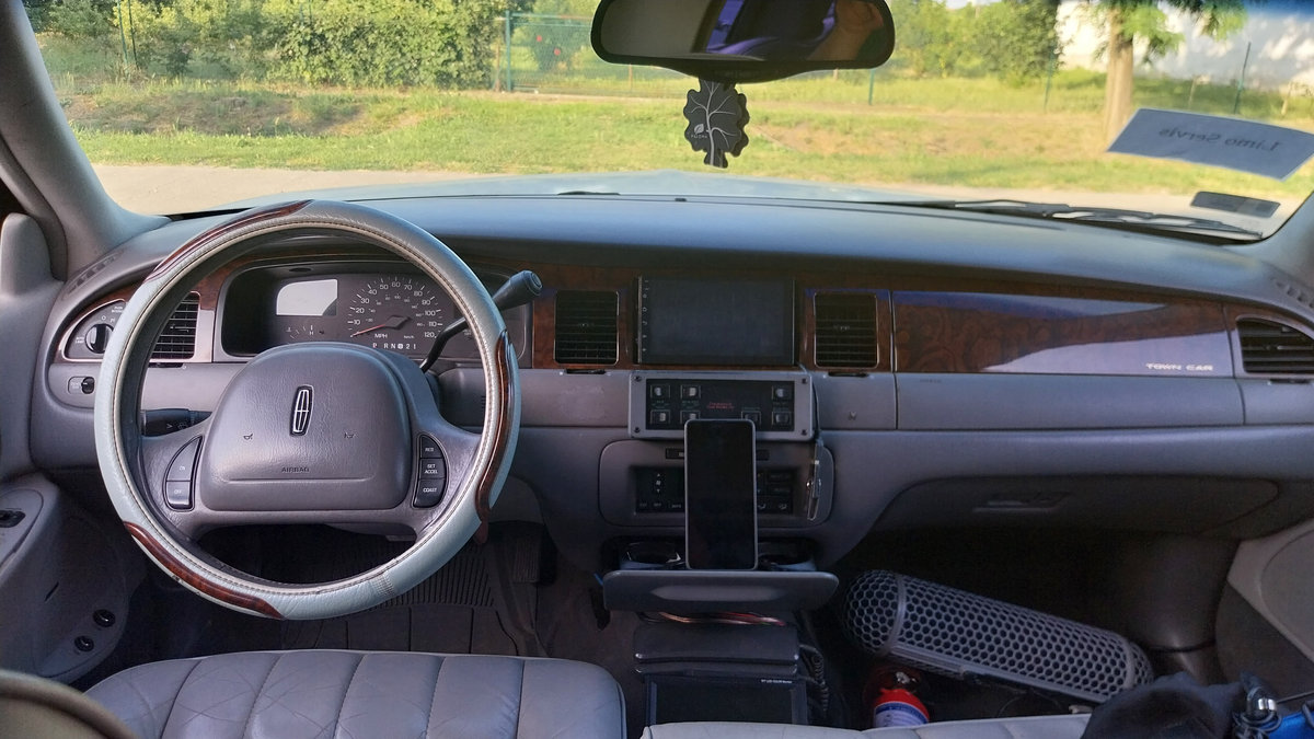 Lincoln Town Car 1998 full size car stretch limousine photo detail
