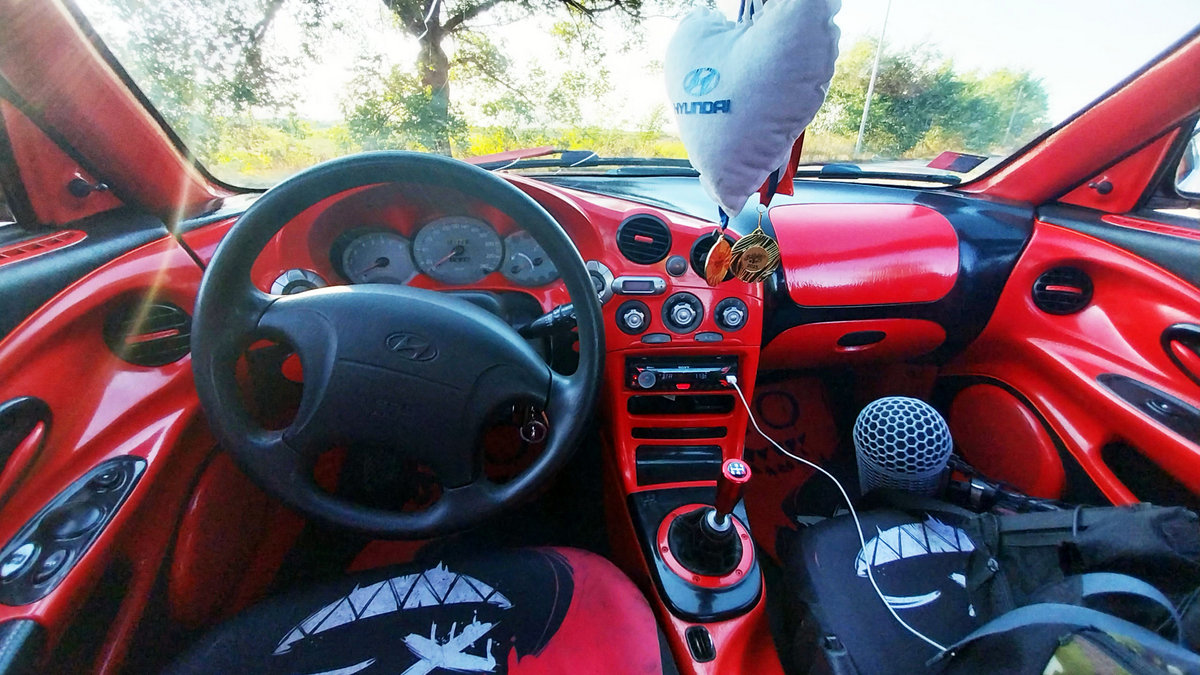 Hyundai Tiburon 1999 sports car photo detail