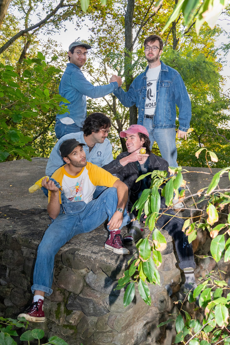 Fortuna 500 pose with corncobs. Photo by Lena Warnke.