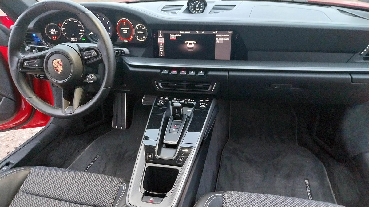Porsche 911 992 2019 sports car photo detail