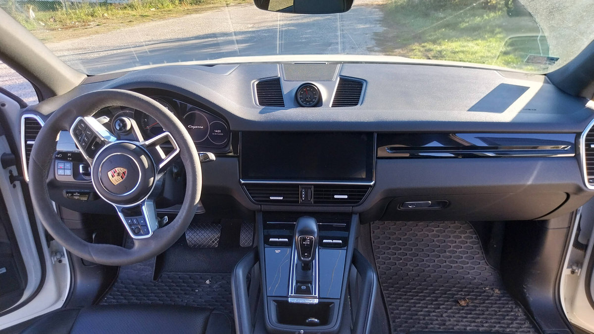 Porsche Cayenne 2017 full size crossover SUV sport utility vehicle photo detail