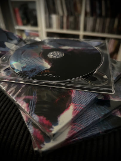Hide in the light | Fractal | aliens production