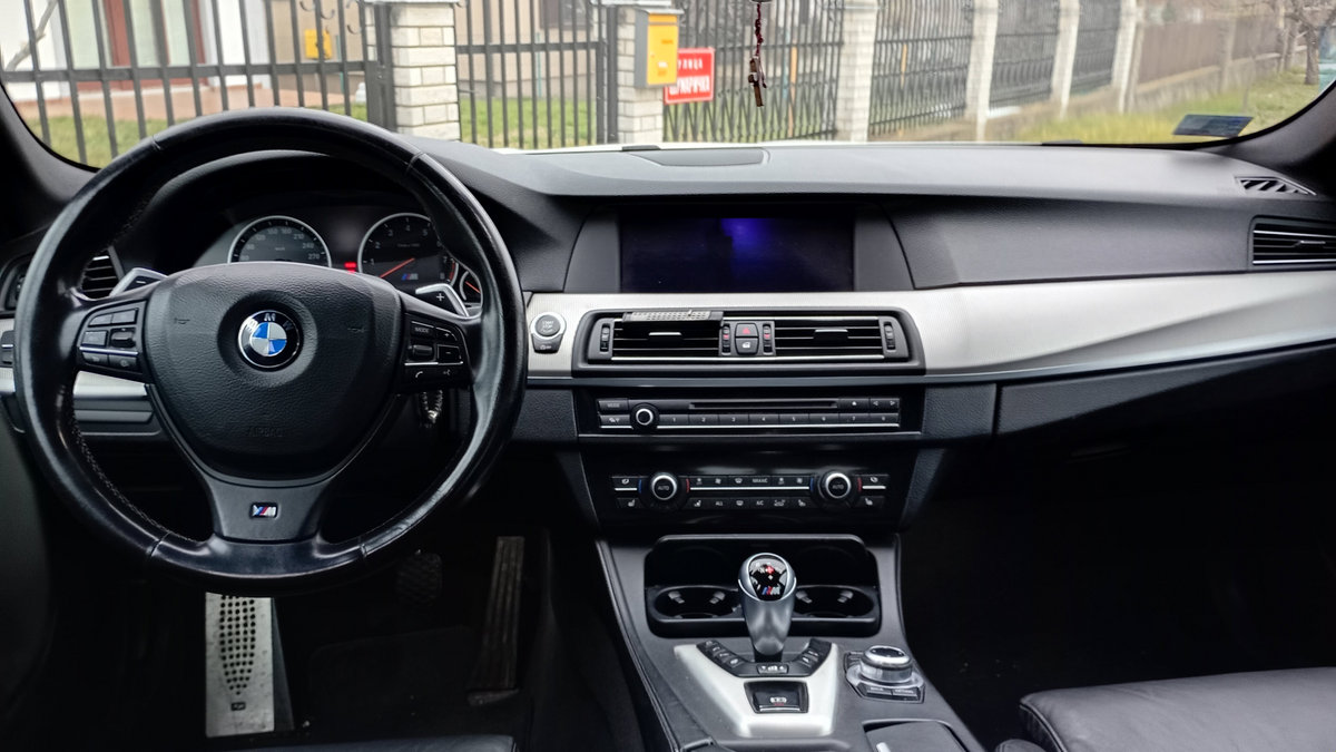 BMW M5 F10 2011 sports sedan photo detail