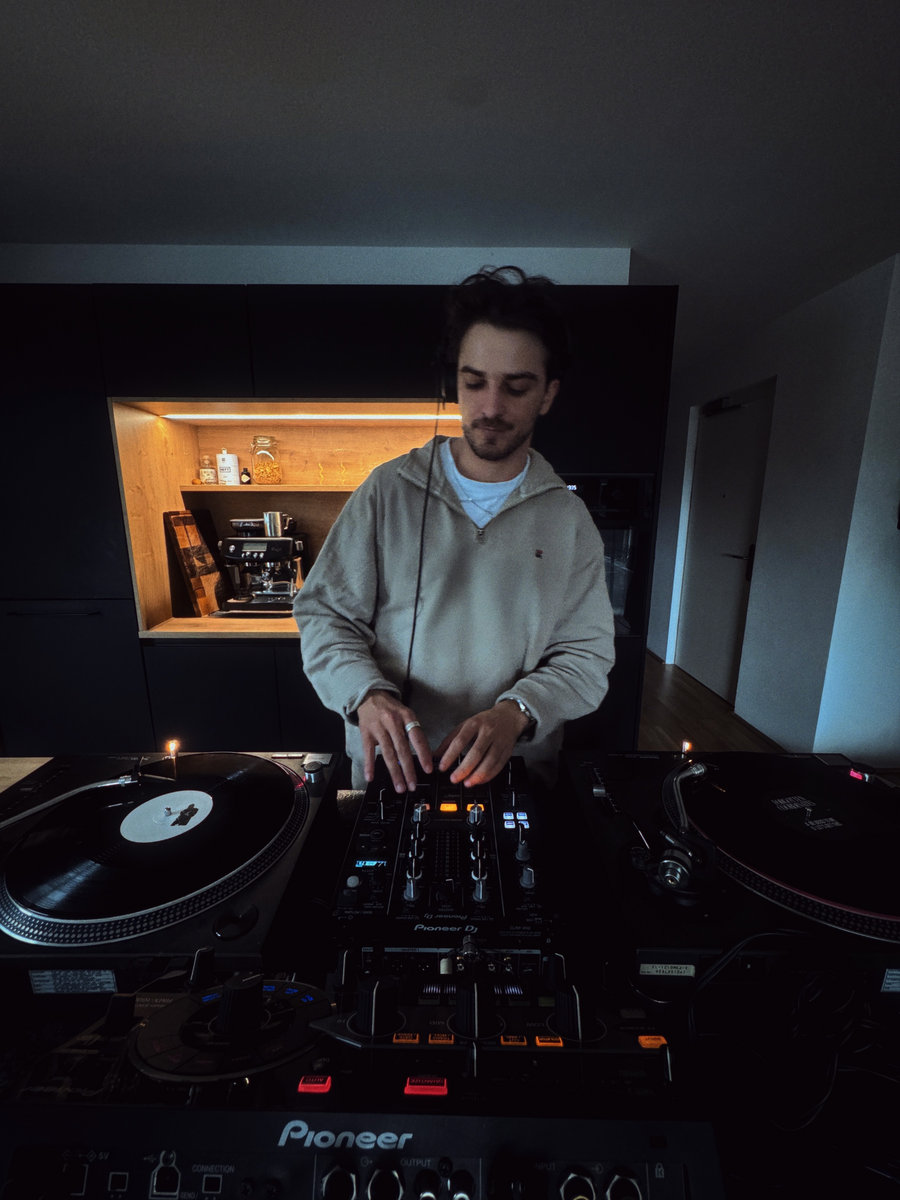 Ricardo Villalobos feat. Los Updates - Baile | GENNRO
