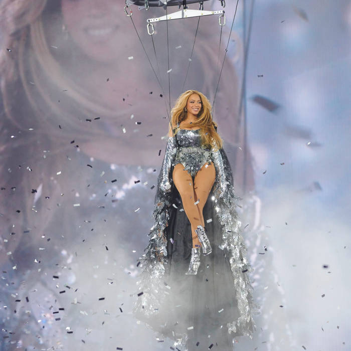 beyonce jersey dress Beyonce wearing custom Peter Dundas inspired by the Geoffrey Beene jersey dress for the Cowboy Carter Tour : r/whatthefrockk