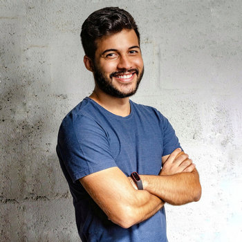 Man_Smiling_Alone_Without_Royalties.jpg | Oliver Buckland