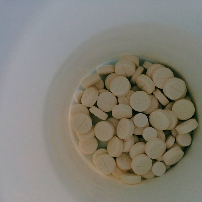 Таблетки лекарства. Wrong medication. Разноцветные таблетки. Wrong pills. Medication errors.