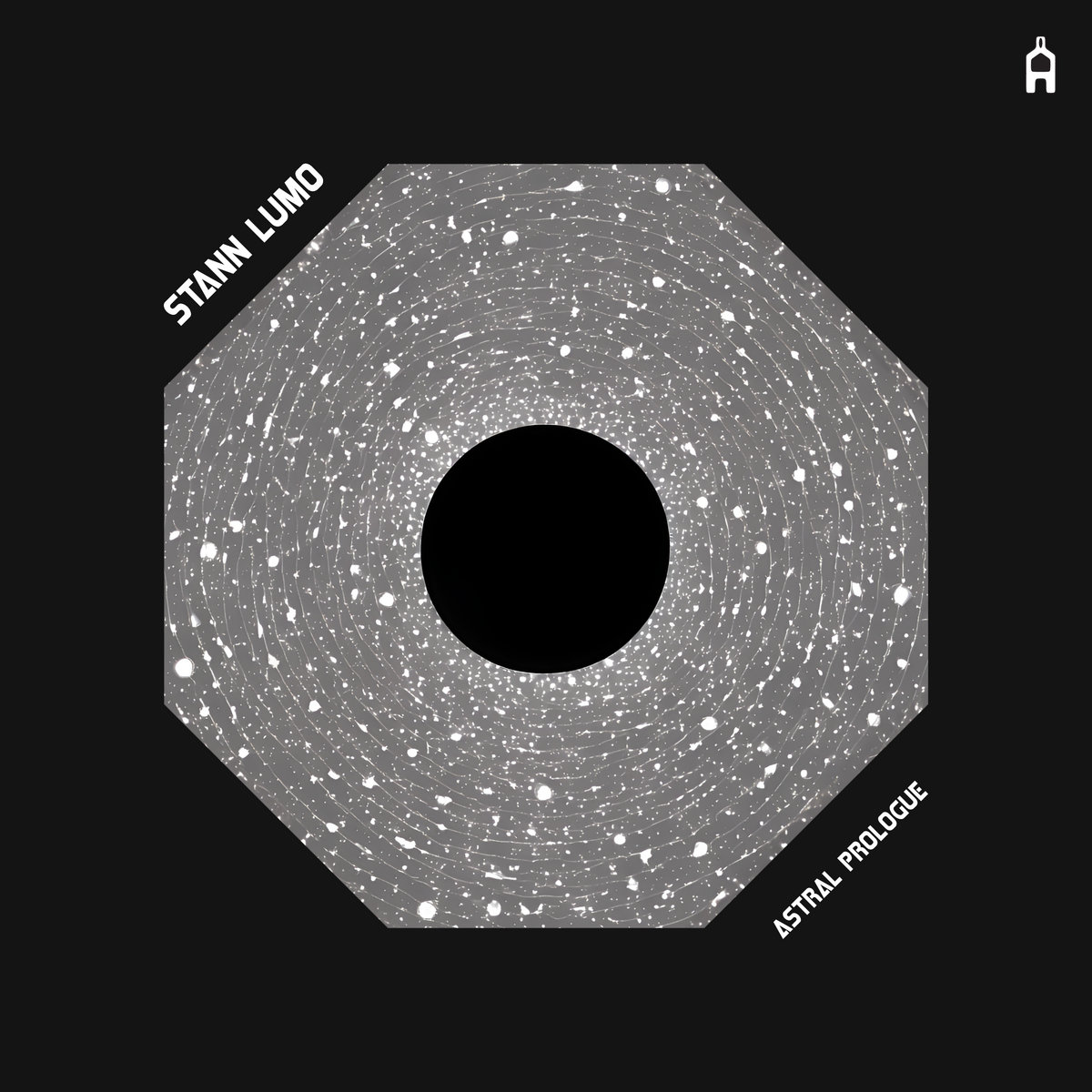 검은 중심을 둘러싼 회색 별 궤도가 팔각형 프레임 안에 놓인 Astral Prologue 커버.