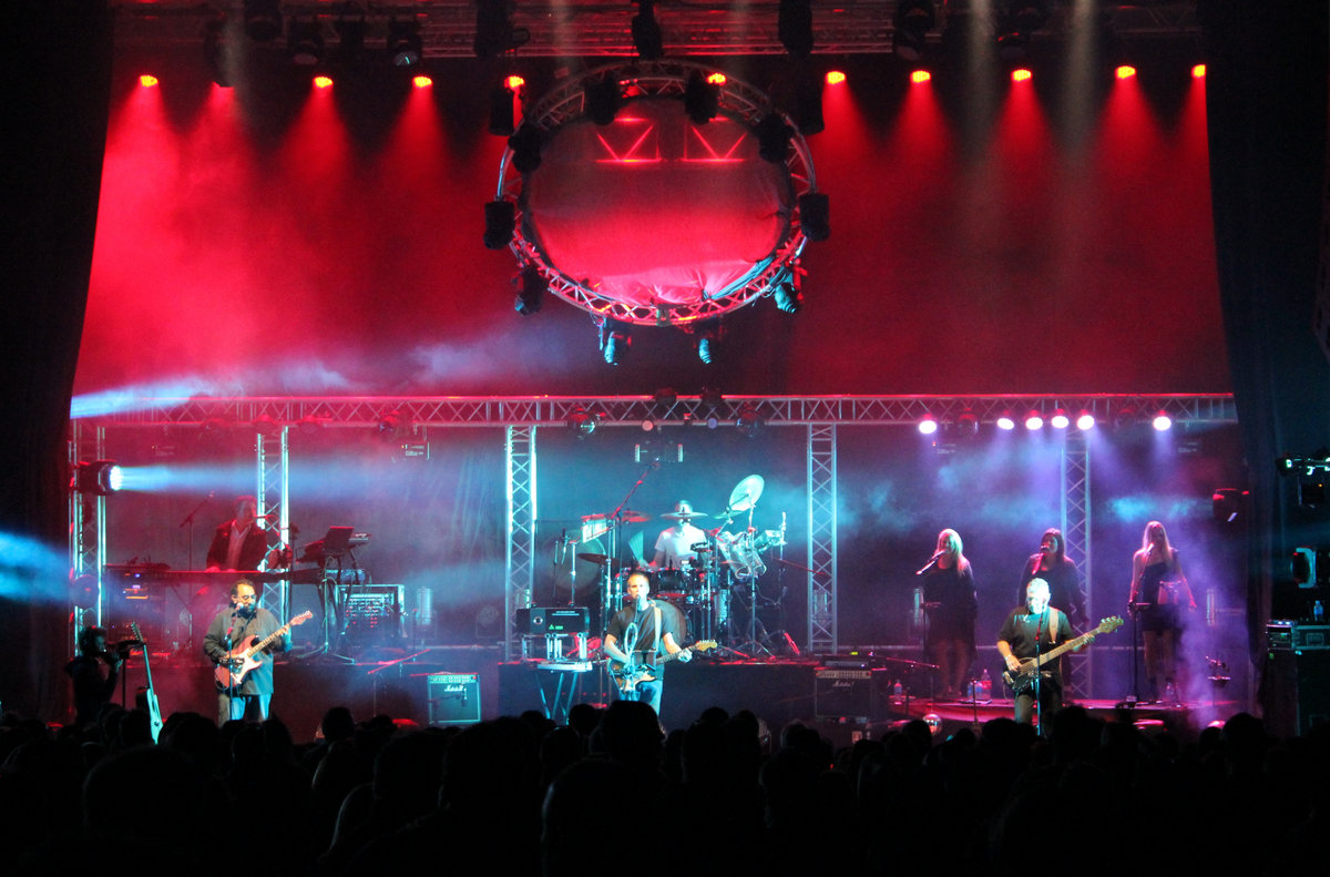 рок фон. концерт пинк флойд 1994 в англии пульс. пинк флойд пульс бэк вокалистки. концерт пинк флойд в лондоне 1994. концерты пинк флойд пульс.