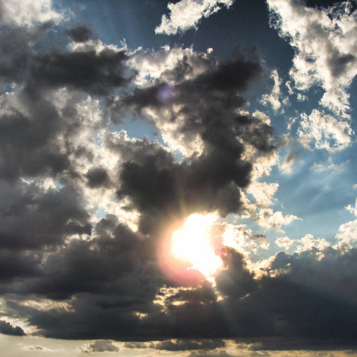 В небе расходятся тучи. Шторм и солнце. облака расходятся. after the storm. stormy sun light.