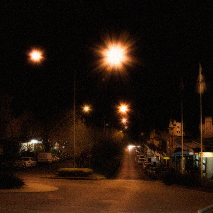 田舎町での孤独な夜の街 | k e t ` 幻視