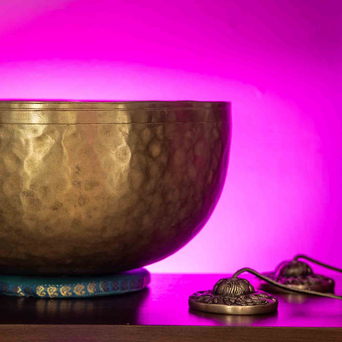 Low frequency singing bowl meditation 15 minutes Sound and Silence