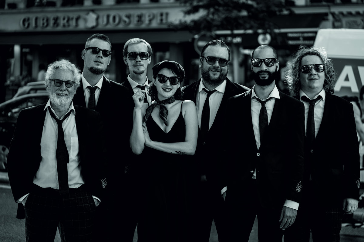 the lions den swinger