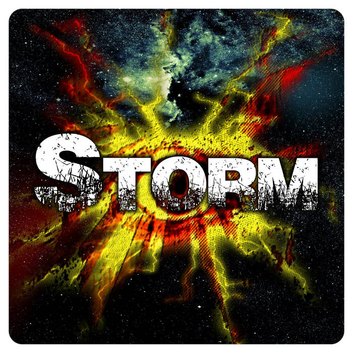 Молния ударила в пляж. Небо дождь. Океан буря шторм. From storm. From storm.