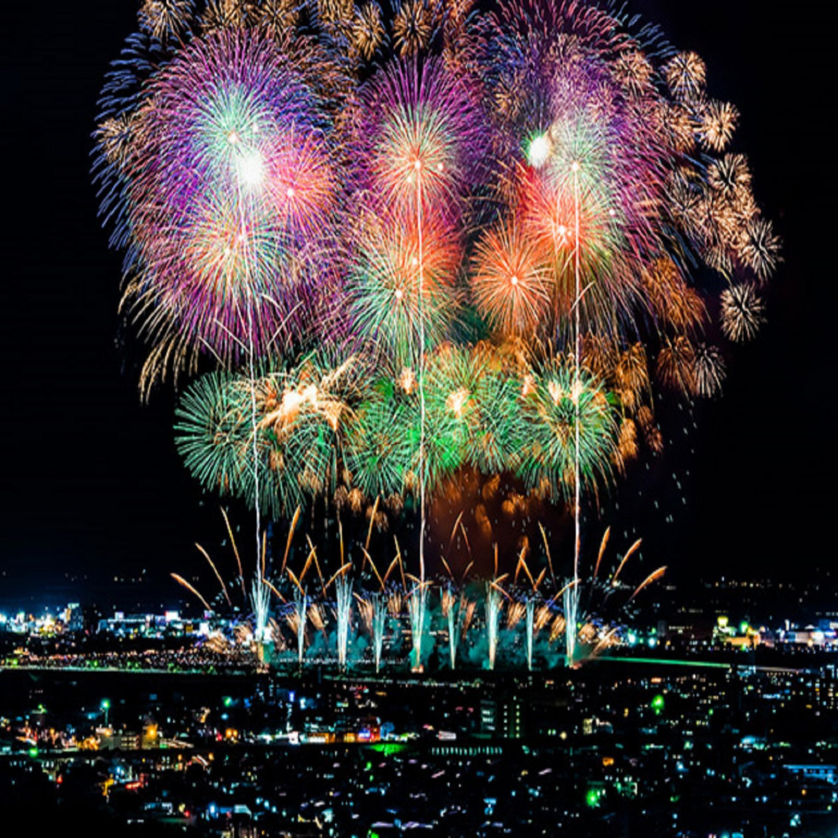 長岡花火 長岡花火の壁紙画像をWEB会議等の背景として使用しませんか