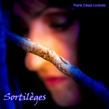 Sortilèges - Perilous Vale Sortilège,improvisation,Jazz - Perilous Vale - Frank César LOVISOLO - Une fée m'a jeté un sort... Pendant deux semaines, je me suis retrouvé à improviser envers moi-même avec, uniquement, sept notes d’une gamme à ma disposition, mais par chance, sur plusieurs octaves et quelques instruments !!! Sortilège pour : Clarinette basse, Clarinette, Saxophone soprano, Trombone, Séquences, Mini Moog, Contrebasse, Batterie, Drones...